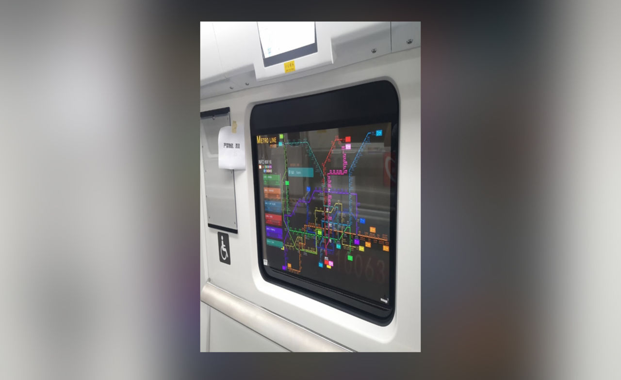 LG:s transparenta OLED-skärmar blir fönster i tunnelbanan