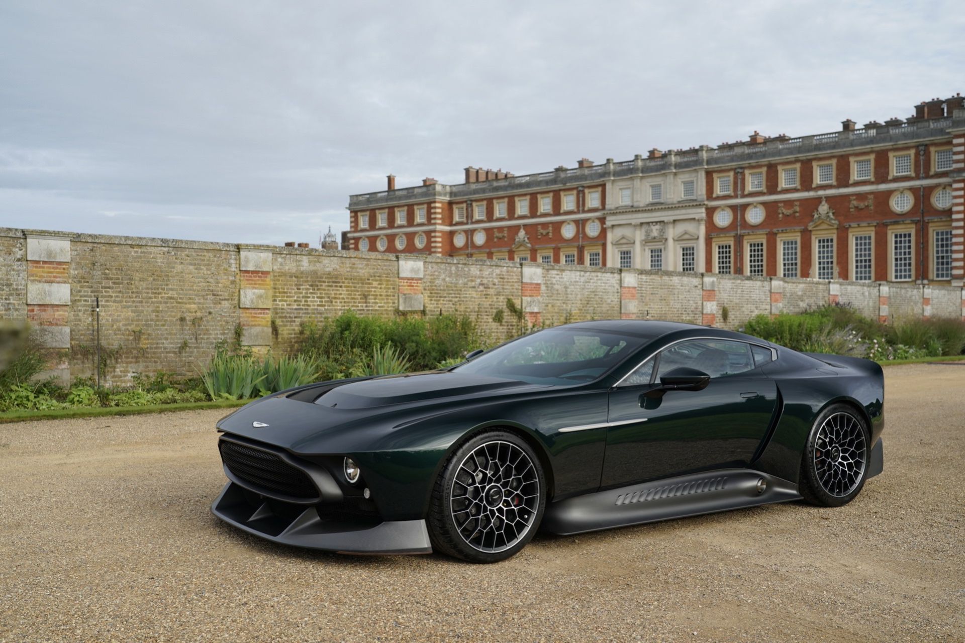 Aston Martins Q-avdelning presenterar Victor
