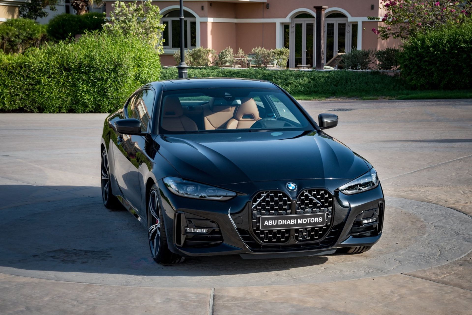 Gör mörkt tema att nya BMW 4-serie ser trevligare ut?