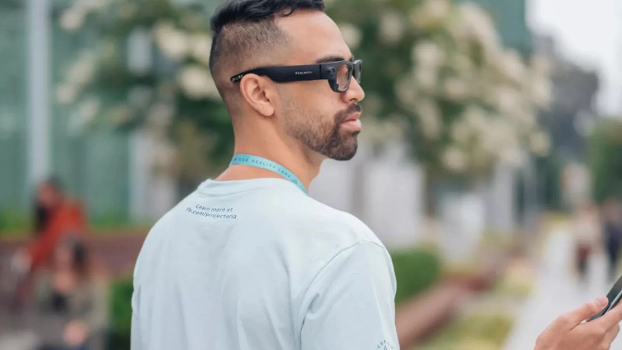 Facebook ska släppa AR-brillor med Ray-Ban nästa år