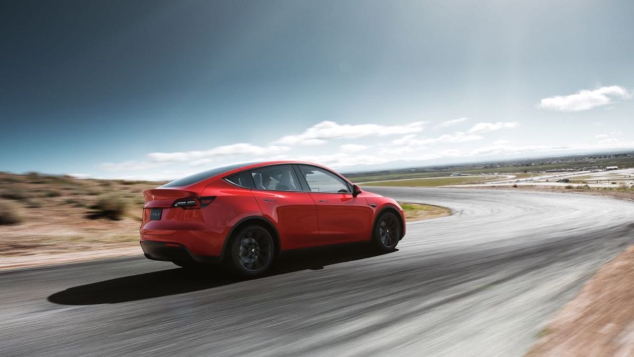 Taket på en helt ny Tesla Model Y flög av på motorvägen