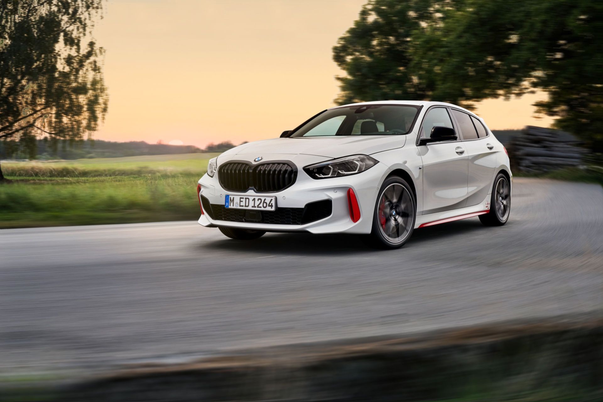 Nu är maskeringen på BMW 128ti borttagen