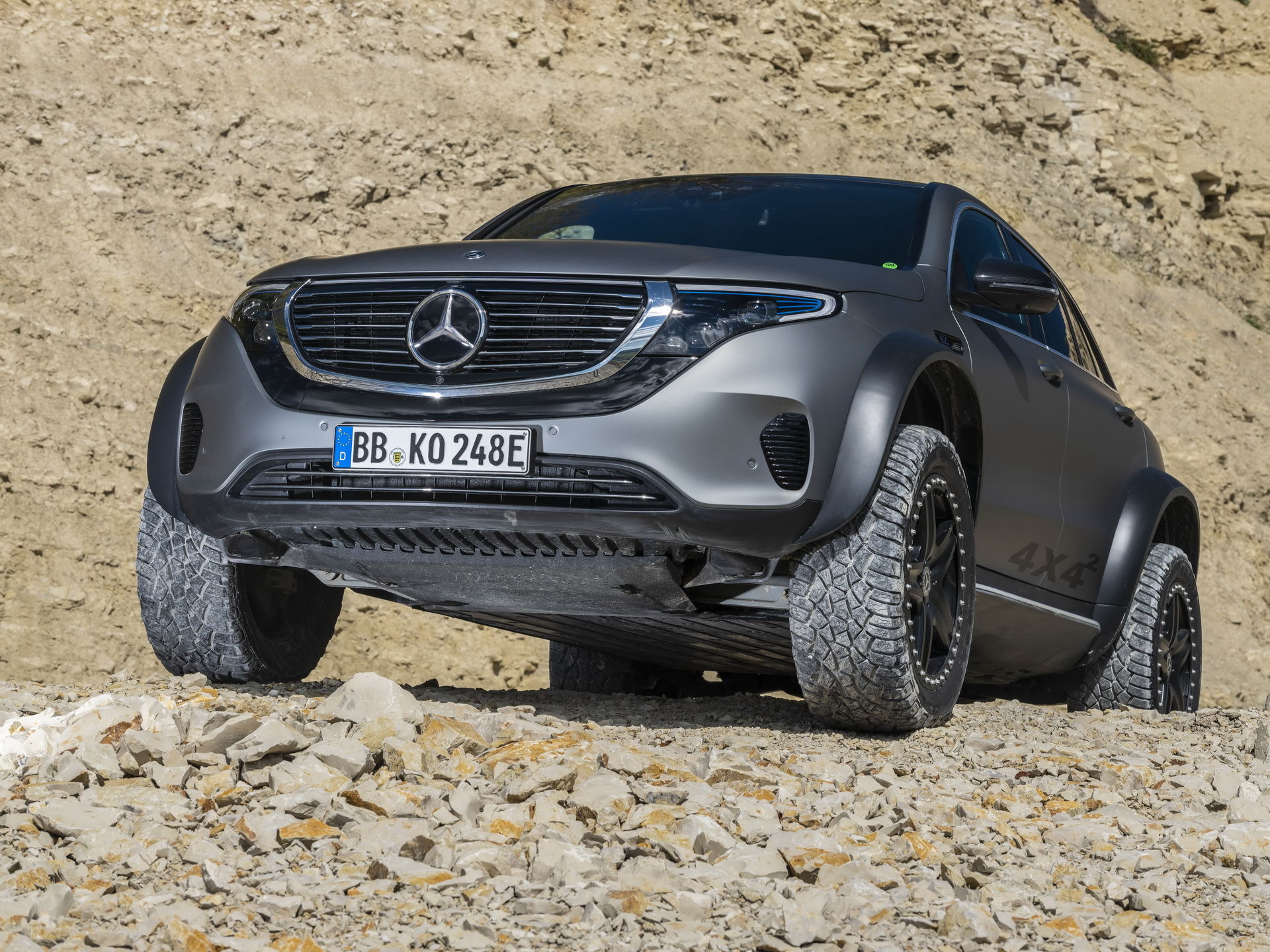 Mercedes visar elbilen EQC på styltor