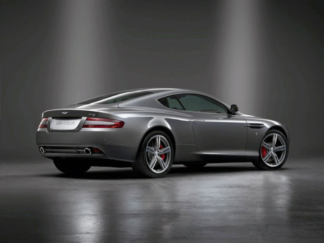 Aston Martin uppdaterar DB9