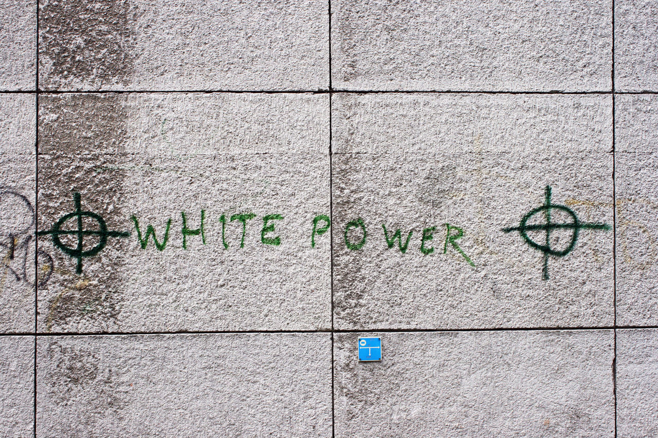 Musiktjänster har fortsatta problem med vit makt-musik