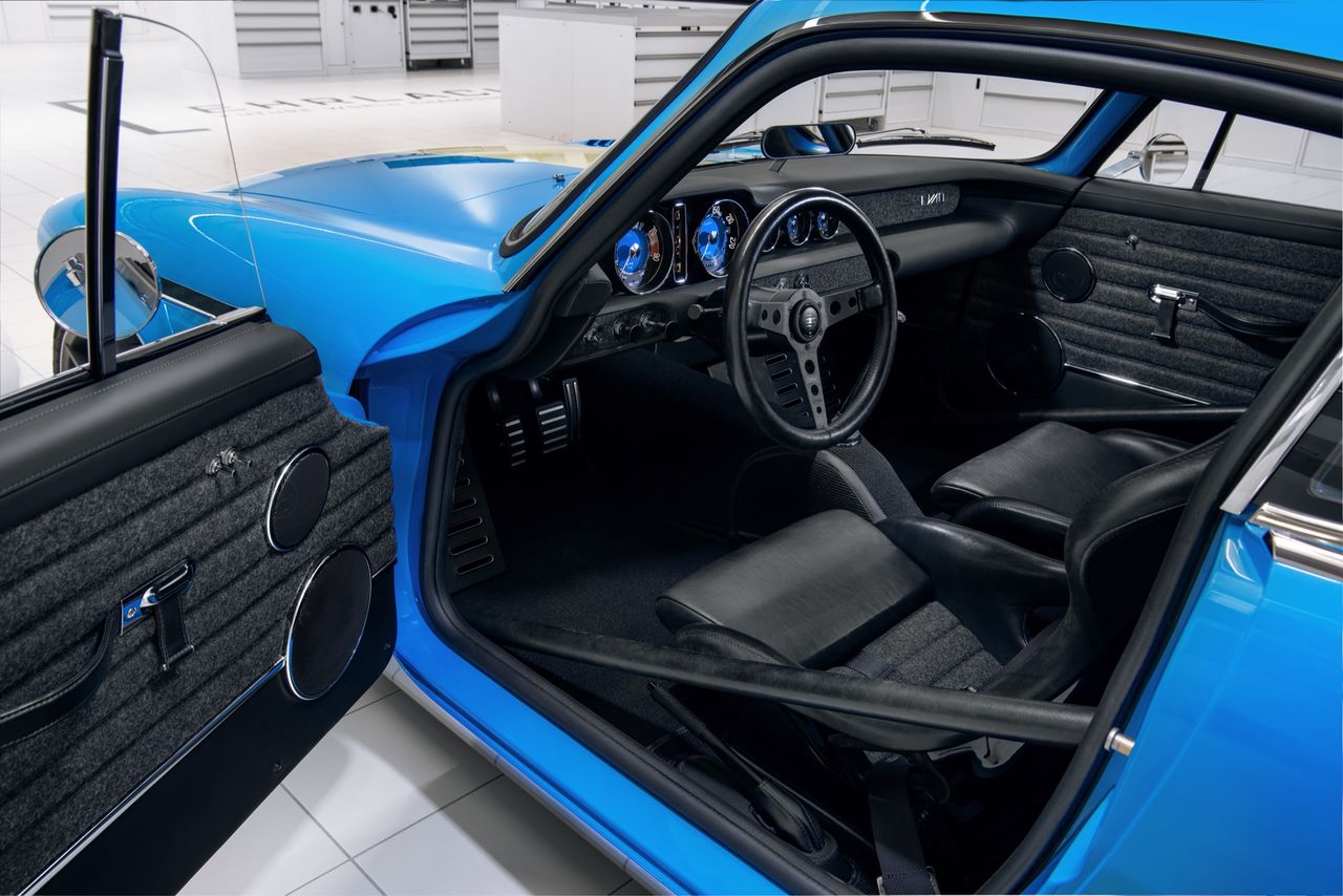 En titt på insidan i Cyan Racings Volvo P1800