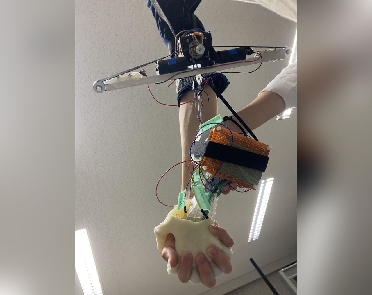 Forskare tar fram robothand som man kan gå ut och gå med