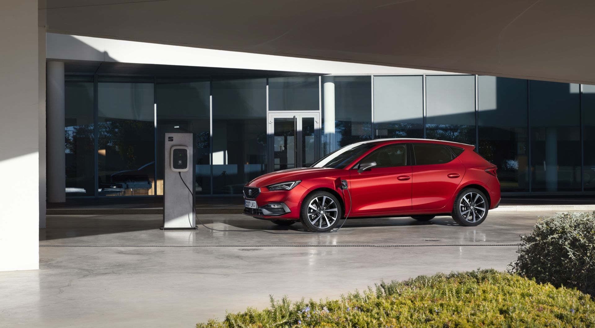 Seat presenterar sin första laddhybrid