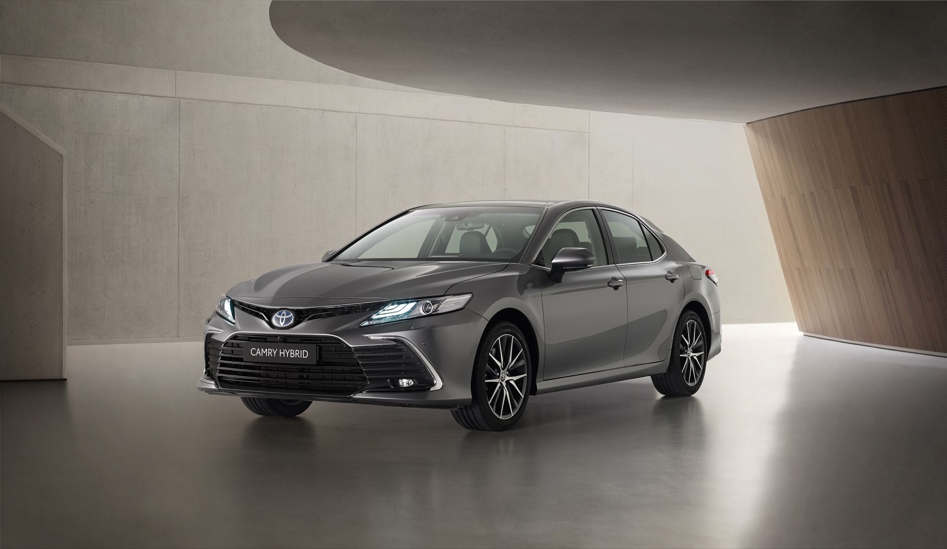 Toyota uppdaterar Camry Hybrid lite smått