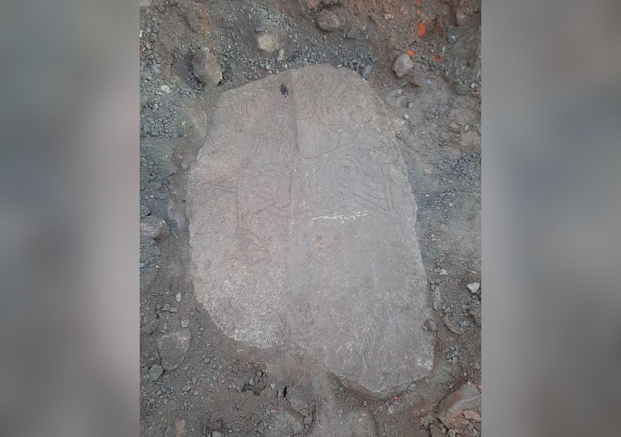 Del av vikingamonument återfunnit vid avloppsgrävning