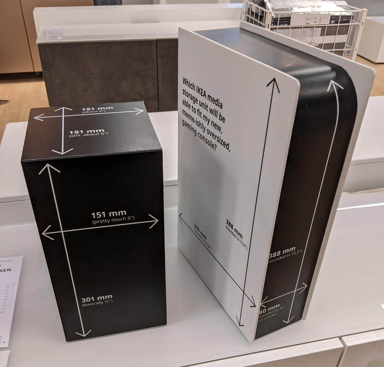 IKEA har attrapper av Xbox Series X och PS5 i sina varuhus