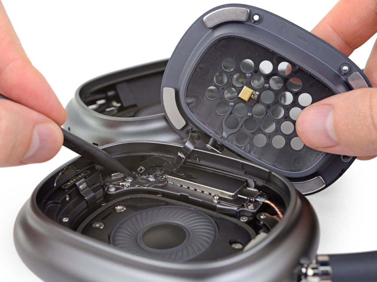 iFixit river isär AirPods Max