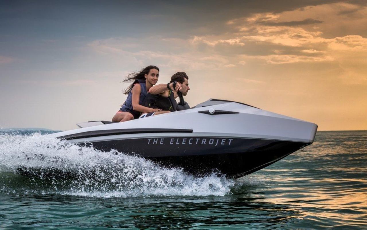 Narke presenterar den eldrivna vattenskotern GT95