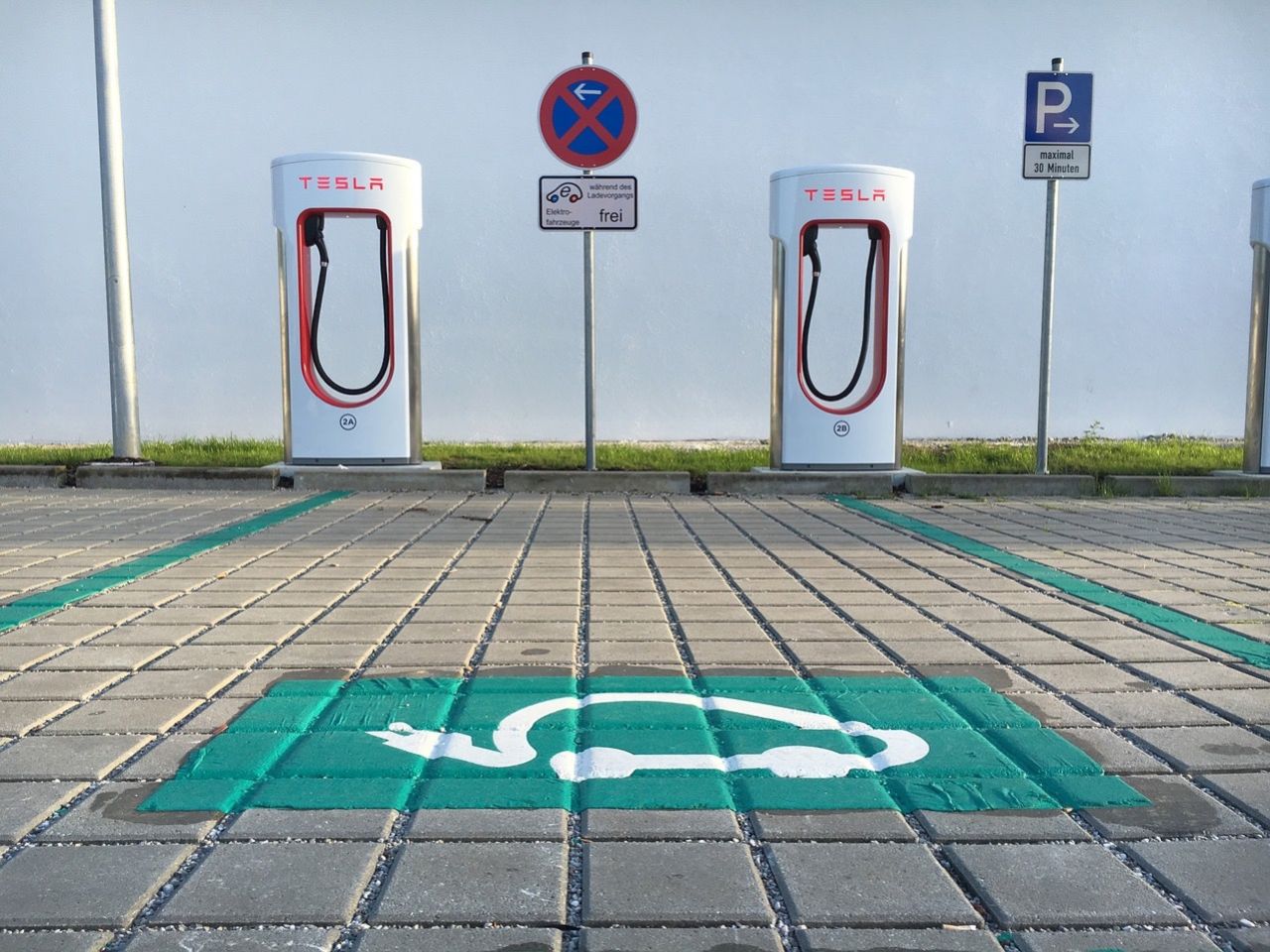Tesla höjer priset för Supercharging