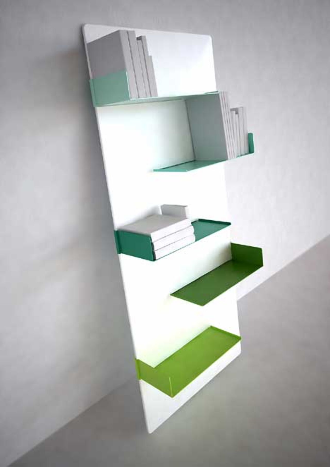 Visas på Milanomässan: Leaning Shelf