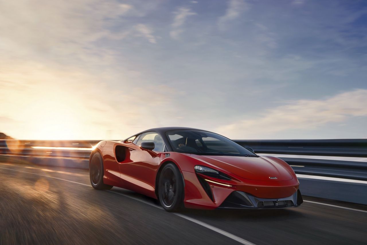 McLaren rullar ut laddhybriden Artura