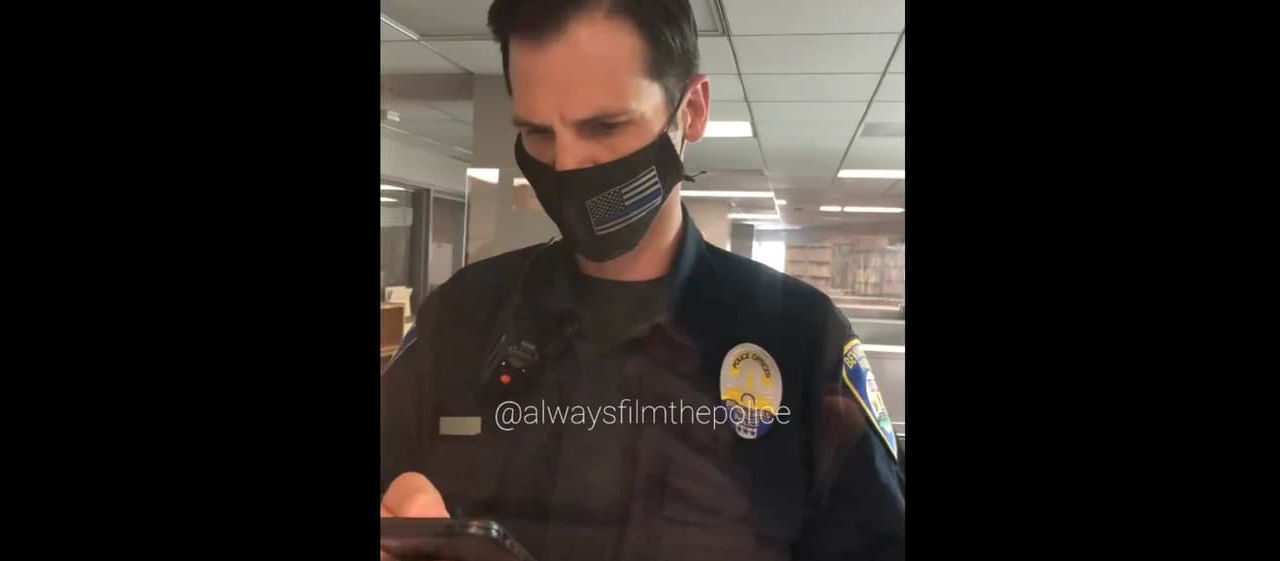 Poliser börjar spela musik när de videofilmas