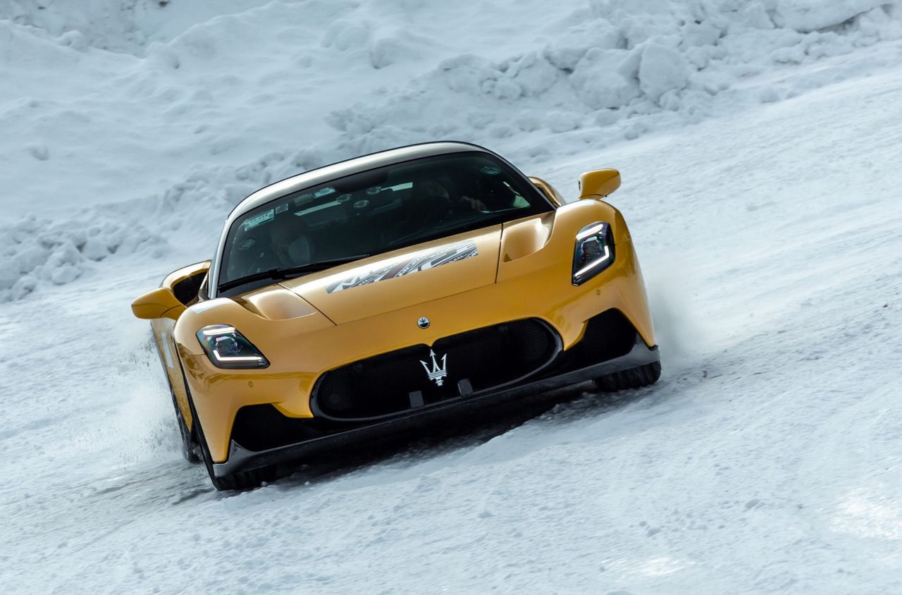 Maserati MC20 sladdar i snön