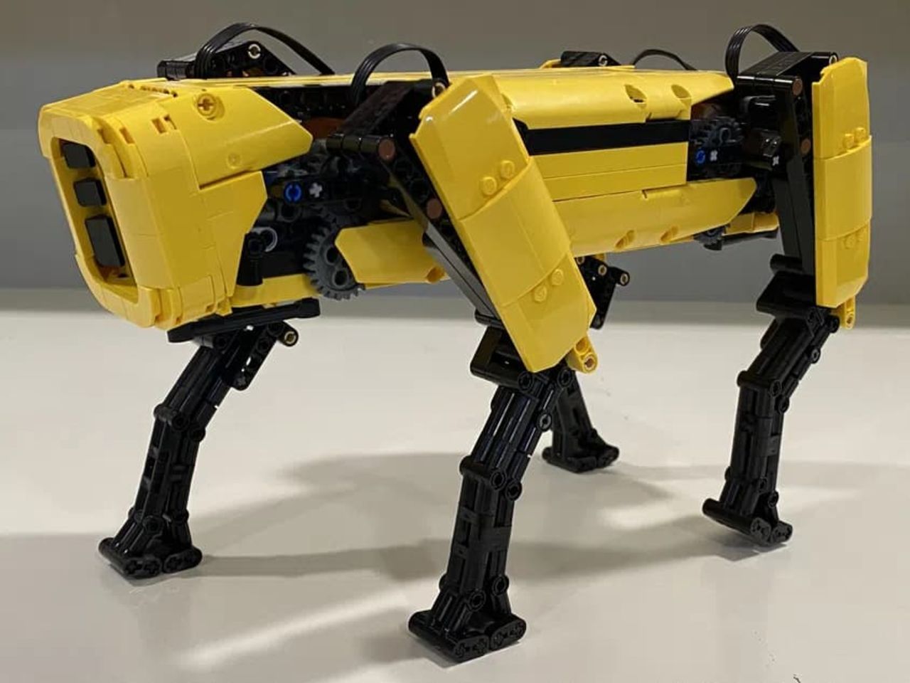 Kolla in Boston Dynamics robothund Spot i Lego