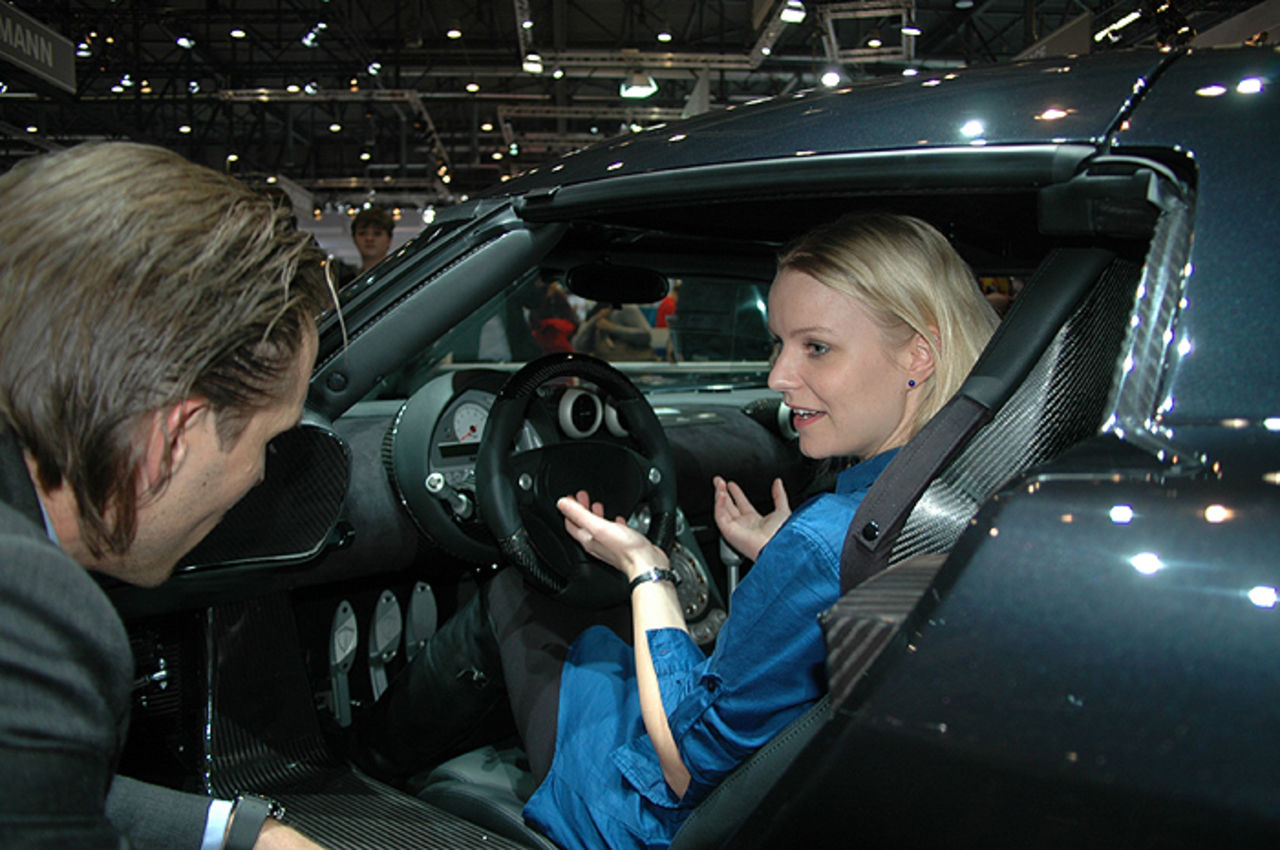 Bakom ratten på en Koenigsegg i Genève