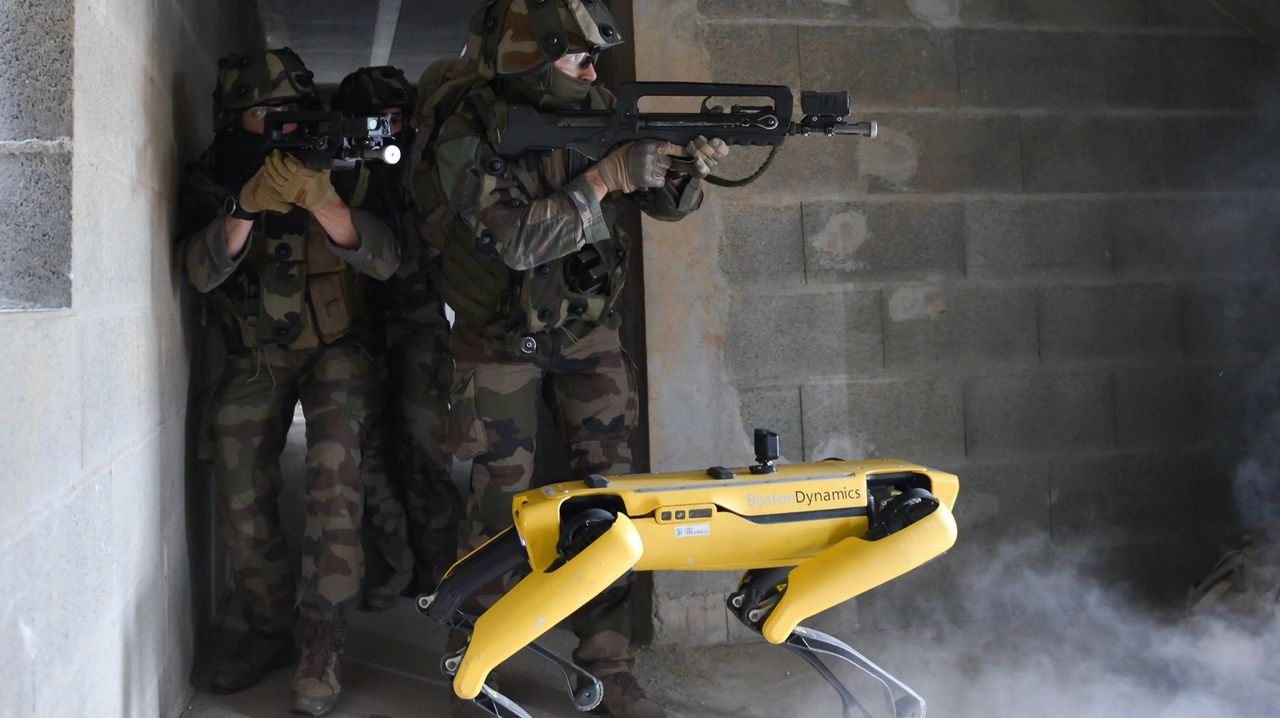 Fransk militär tränar tillsammans med robothunden Spot