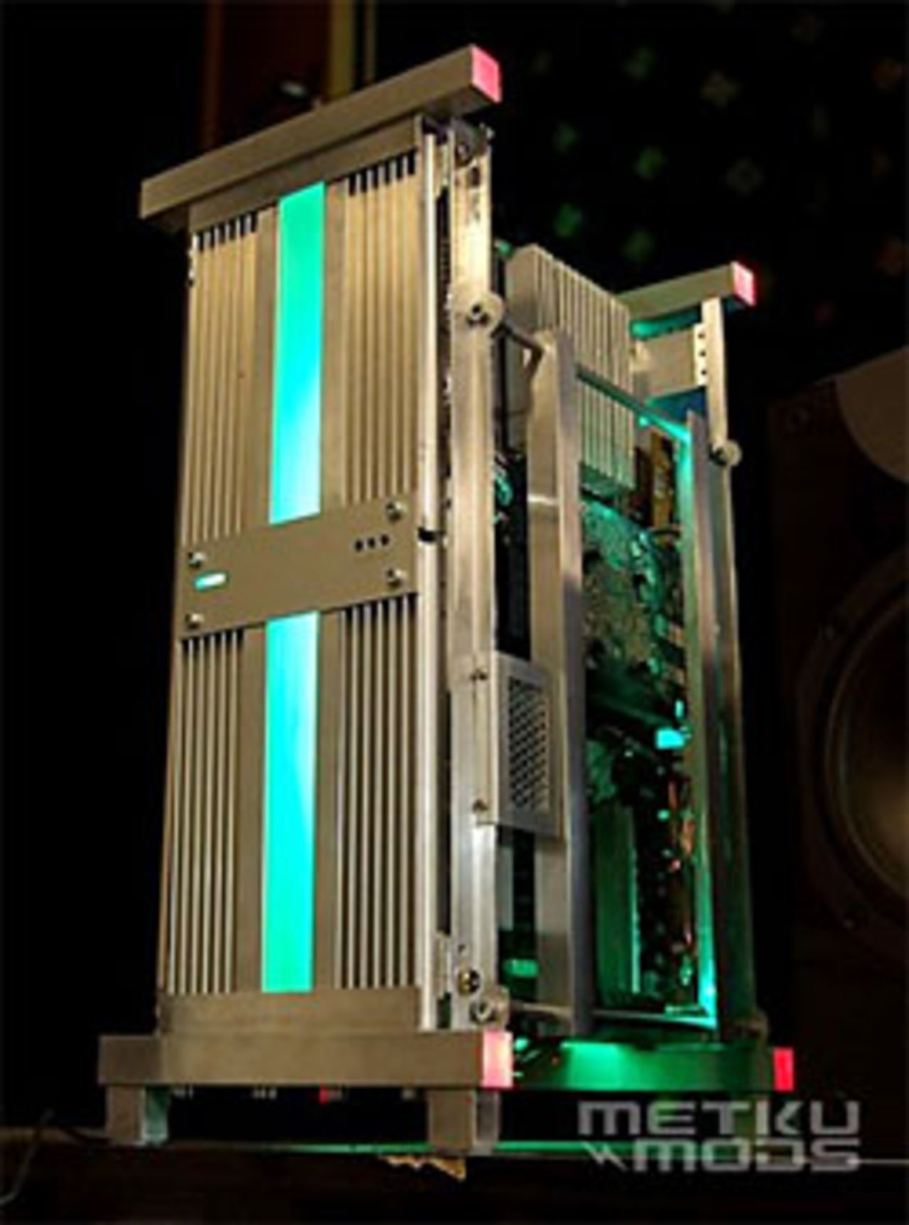 Dator byggd av kylflänsar