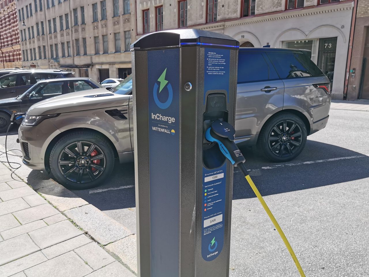 Ett betalkort ska räcka för att ladda bilen tycker regeringen