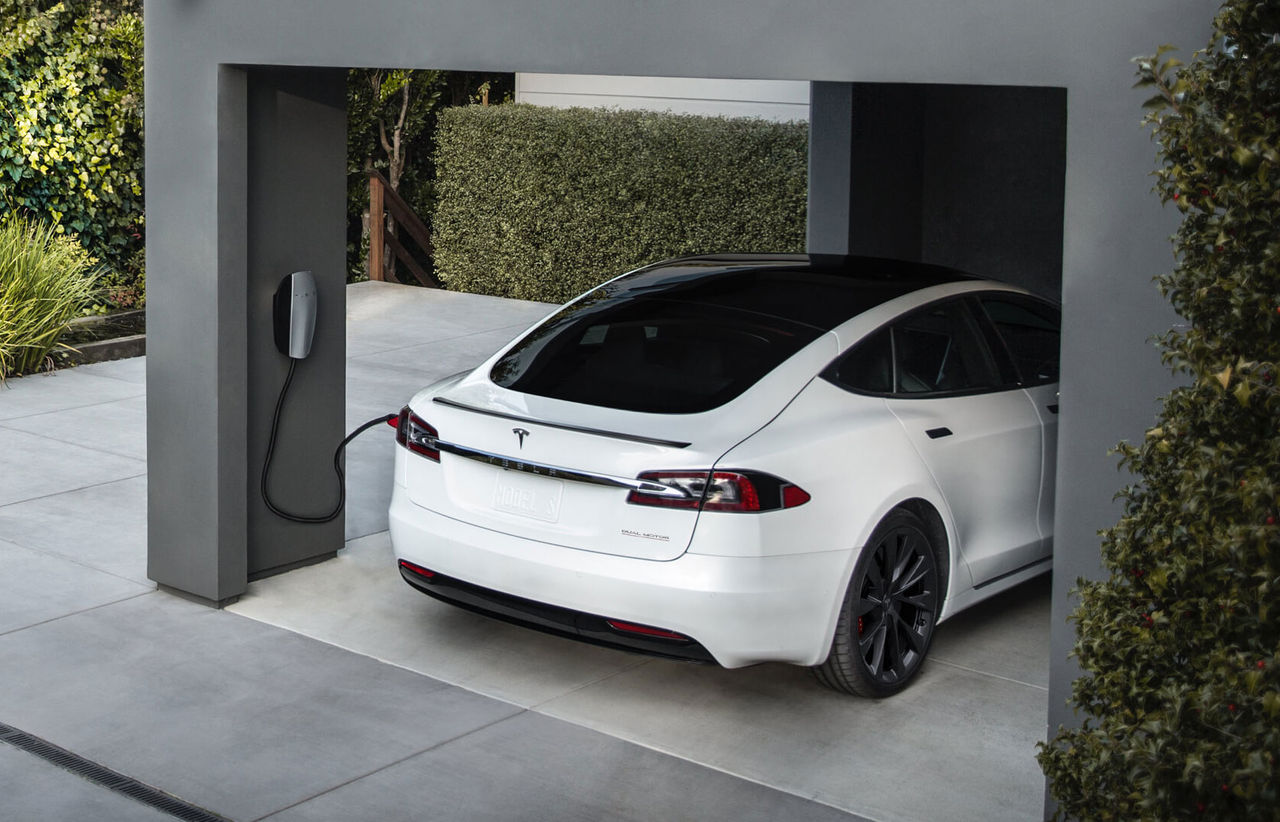 Roligt kommando öppnar laddport på Tesla