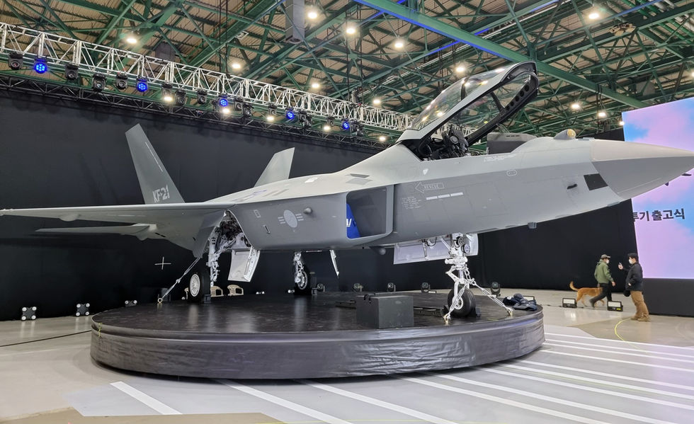 Sydkorea presenterar stridsflygplanet KF-21 Boramae