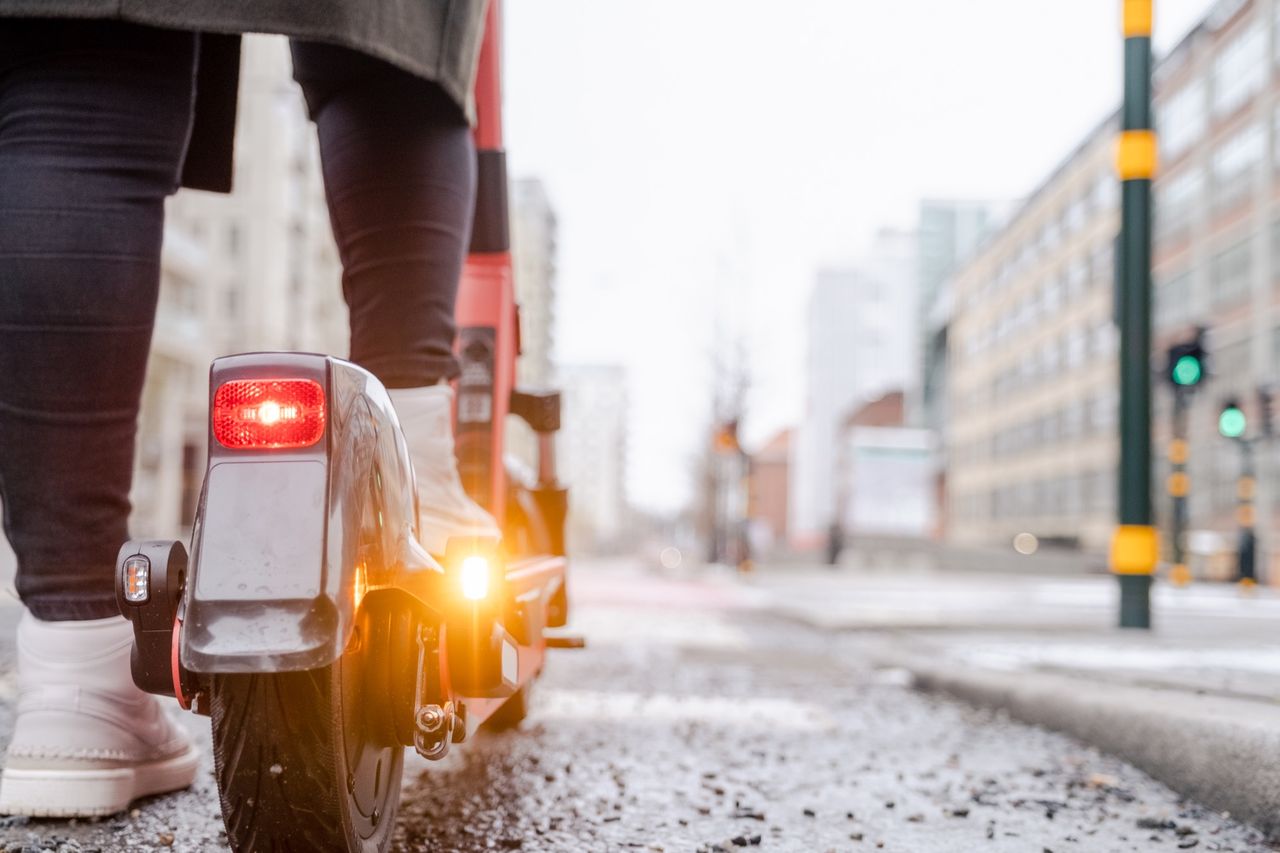 Nu får Vois sparkcyklar blinkers och regplåtar