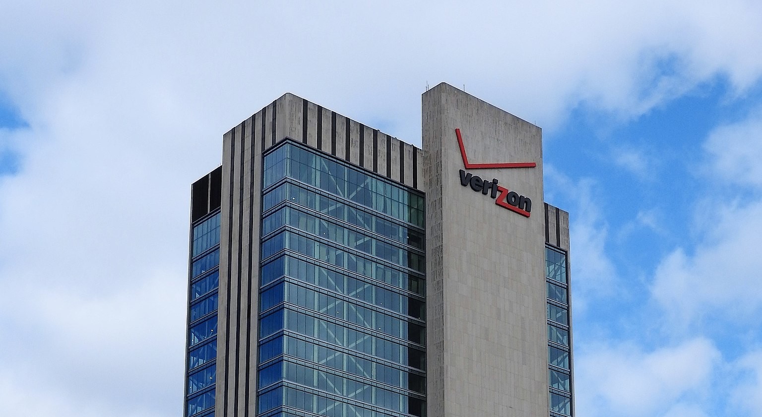 Verizon säljer Yahoo och AOL Säljer sina internetföretag till Apollo Global Management
