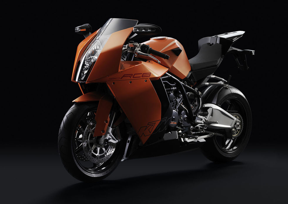 Snubbe bygger pappersmodell av KTM 1190 RC8