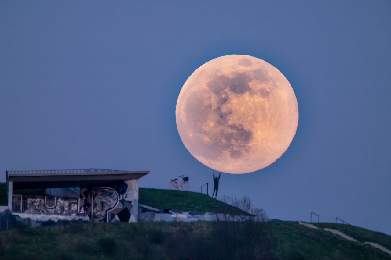 Kolla in supermåne och månförmörkelse på första parkett