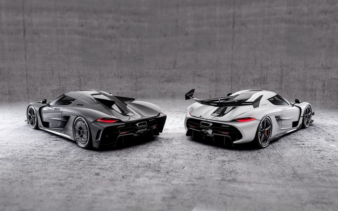 Två Koenigsegg Jeskos sladdar runt
