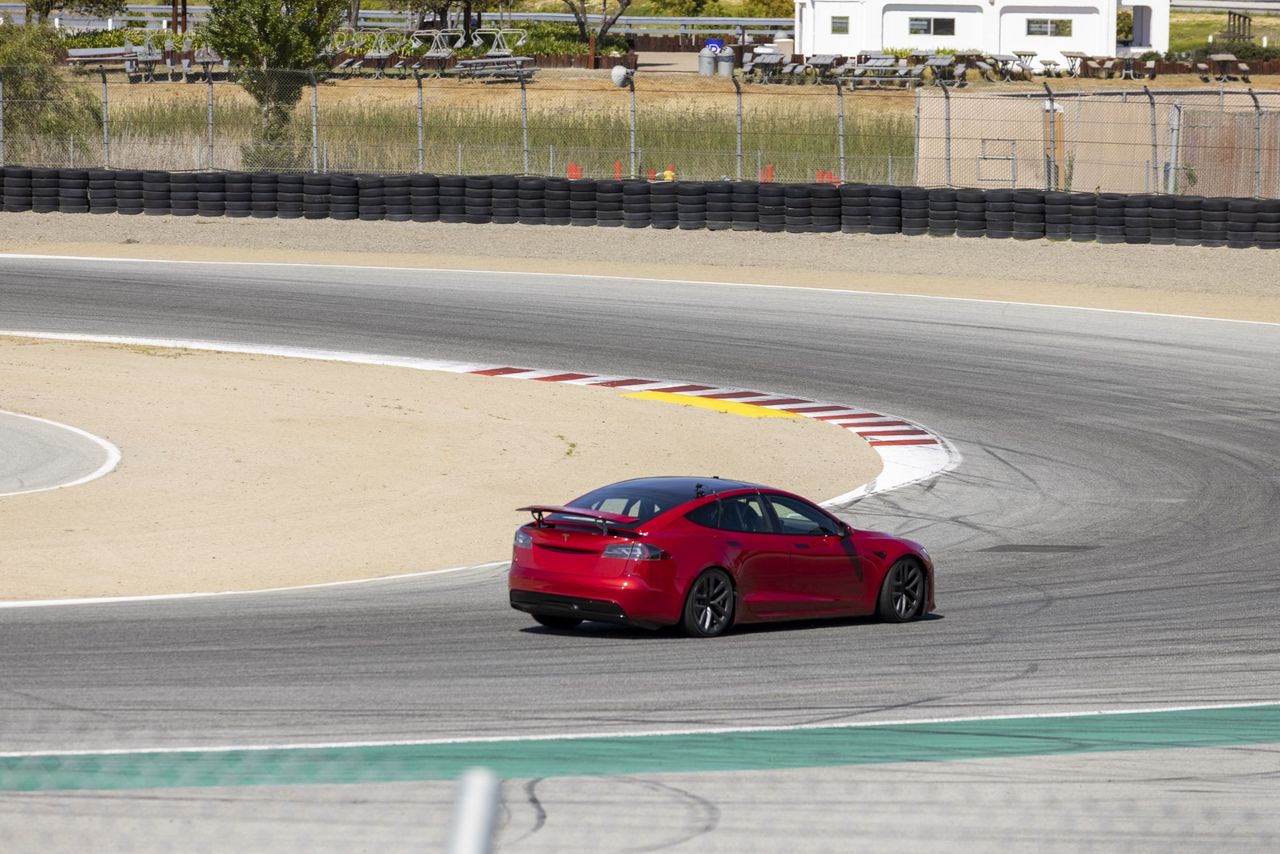 Tesla Model S Plaid kan komma med en infällbar vinge