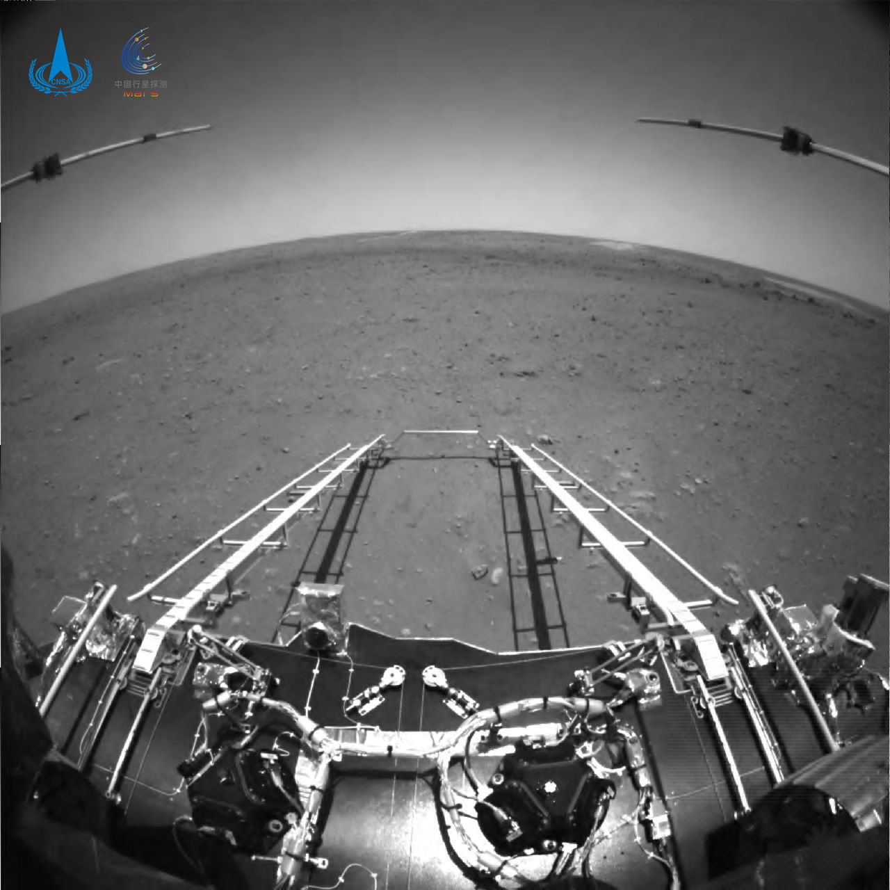 Zhurong skickar hem sina första bilder från Mars