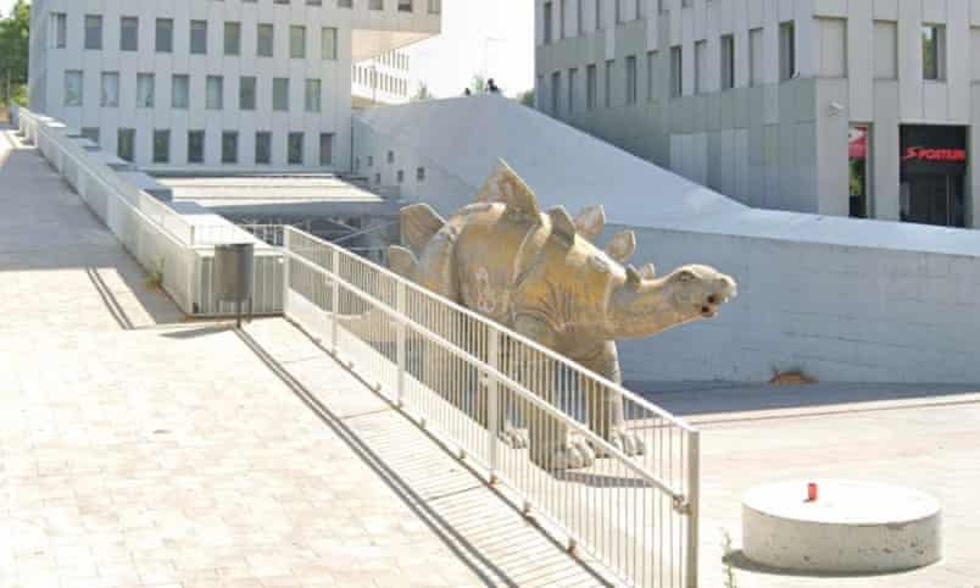 Man hittad död inuti dinosauriestaty