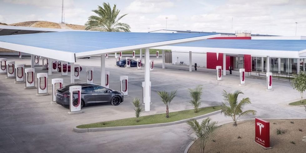 Tesla verkar vilja bygga upp vägkrogar