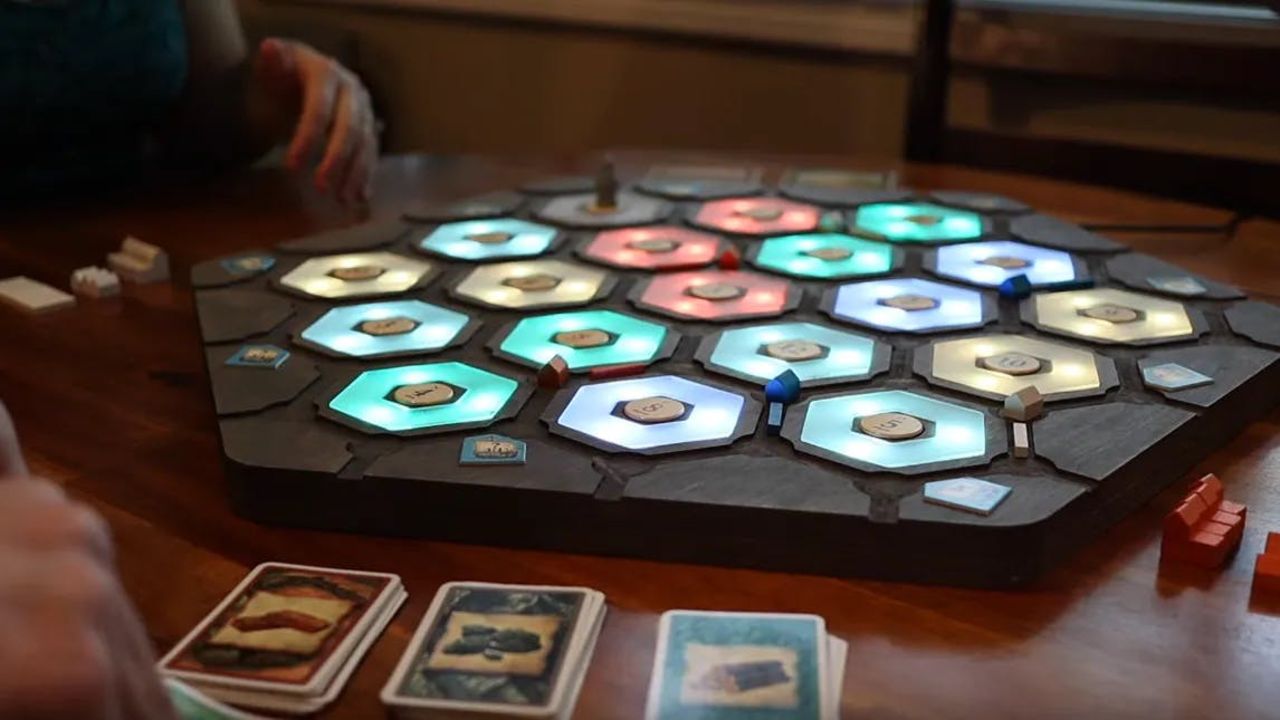 Kolla in hemmabyggt Catan-bräde med LED-belysning