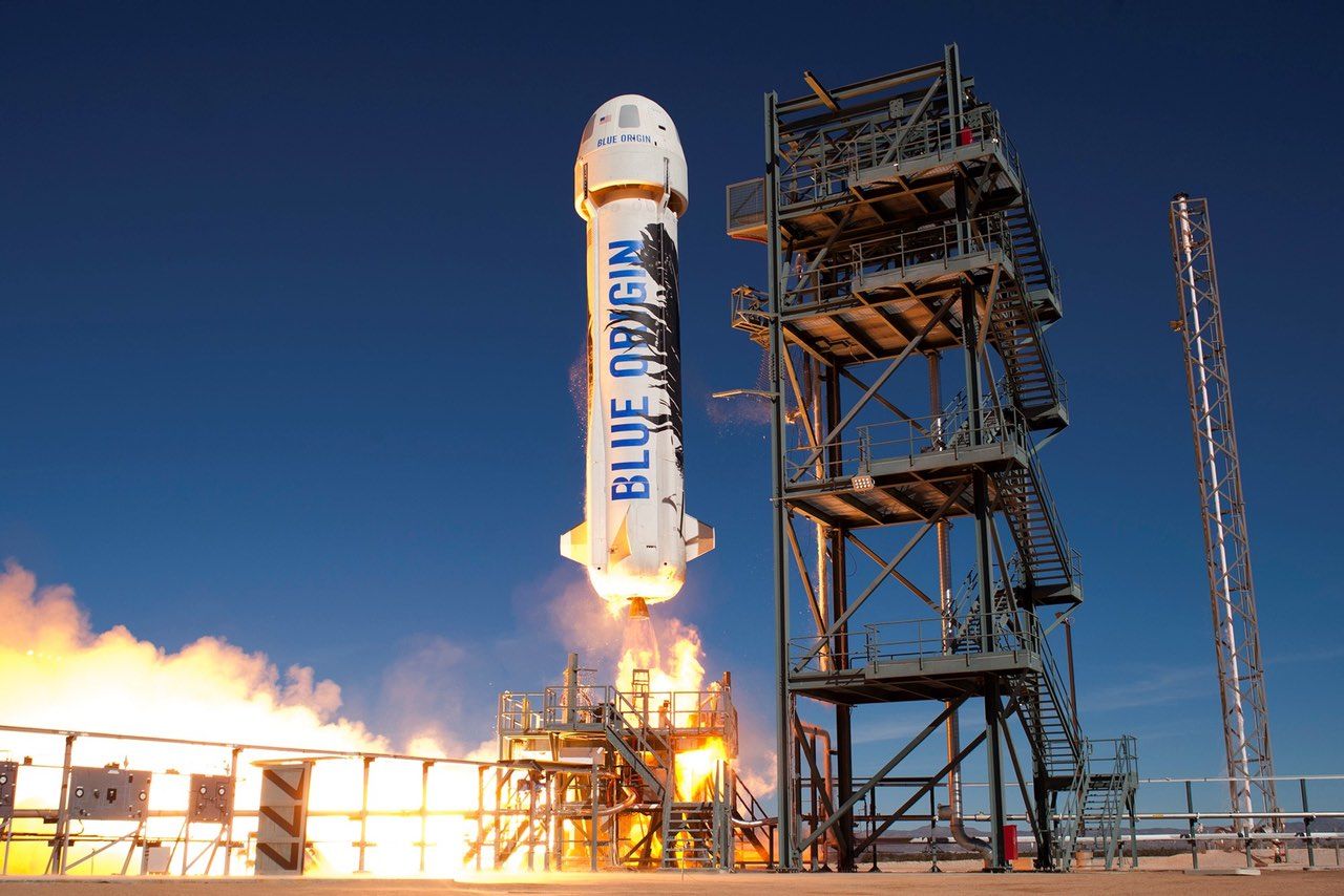 Jeff Bezos hakar på Blue Origins första bemannade rymdresa