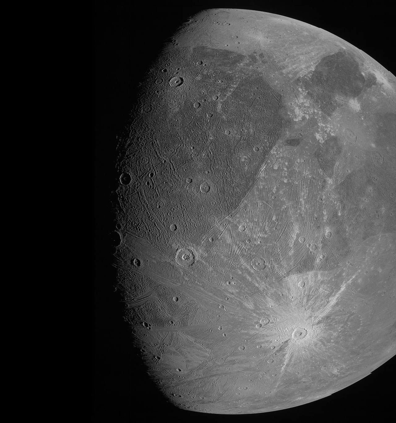 Nu har Juno tagit sig en sväng förbi Jupiters måne Ganymede