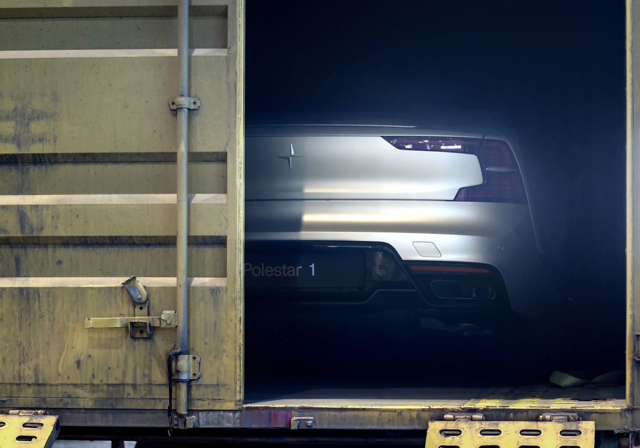 Köp en Polestar 1 med konst som ligger och skräpar