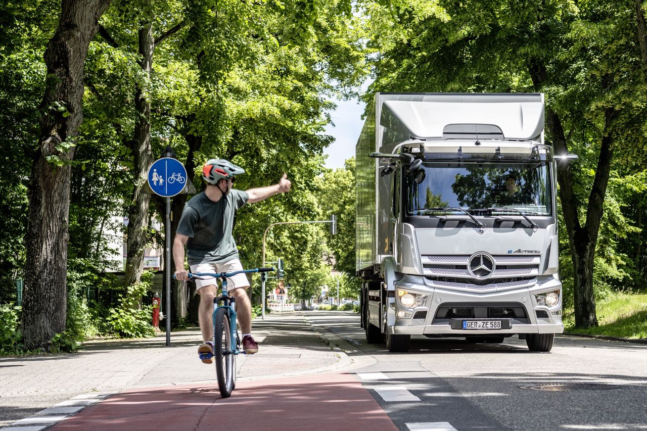 Mercedes visar tung lastbil som drivs på el