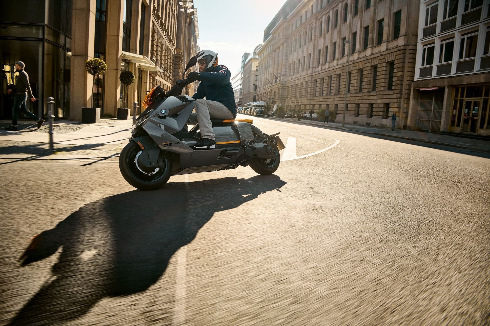 BMW släpper elscootern CE 04