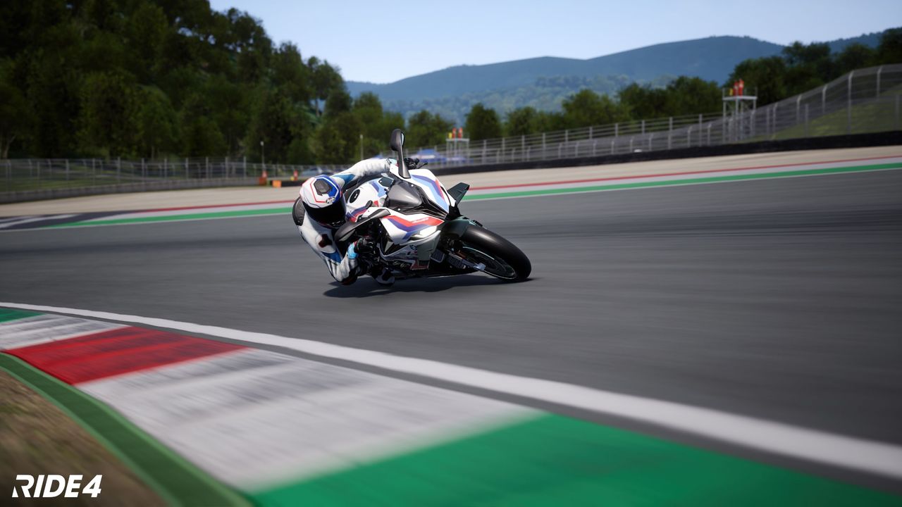 Testkör BMW-båge i spelet Ride 4