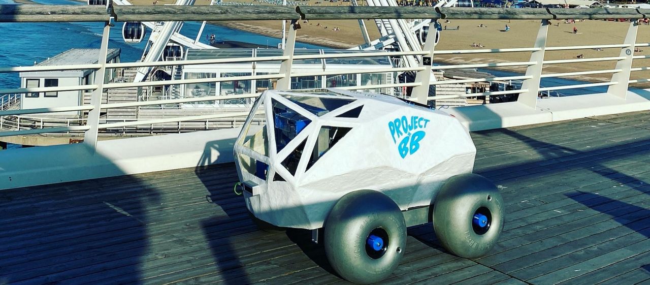 BeachBot rensar stränder från fimpar