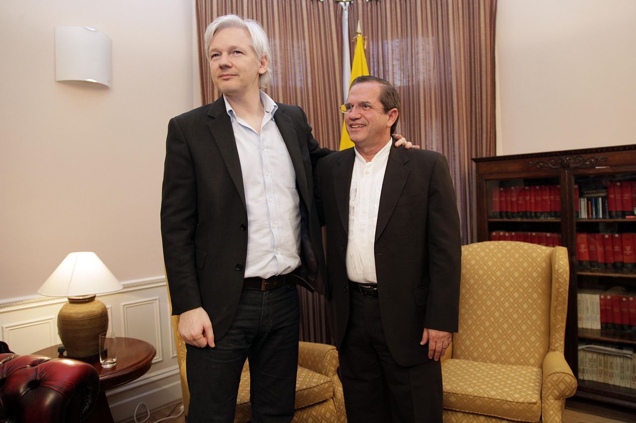 Julian Assange blir av med sitt medborgarskap i Ecuador