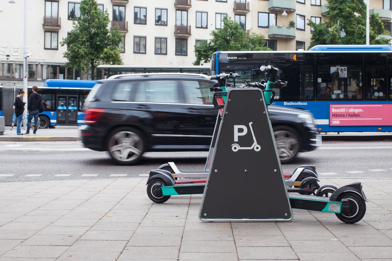 Voi och Tier satsar på elsparkcykelställ i Stockholm