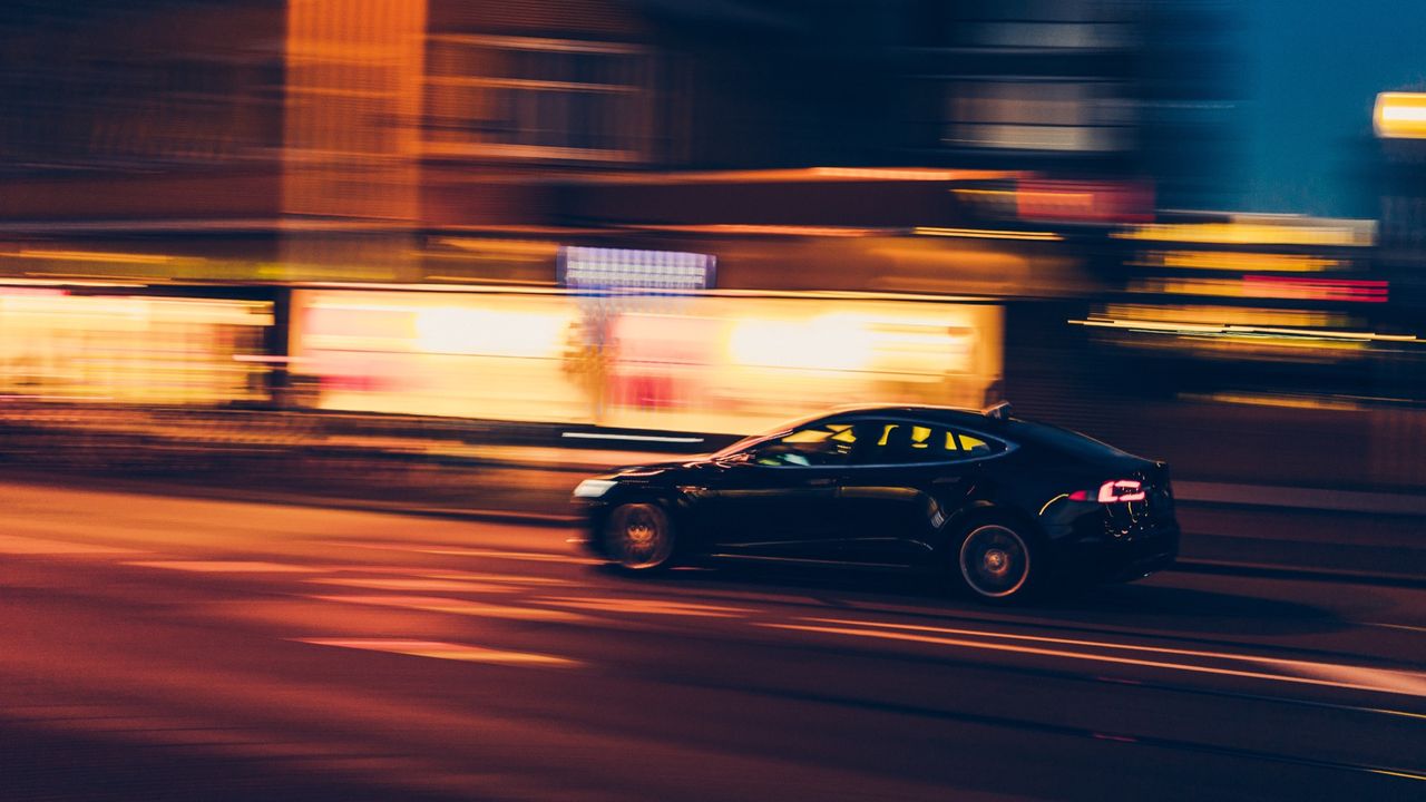 Teslaförare somnar bakom ratten på motorväg