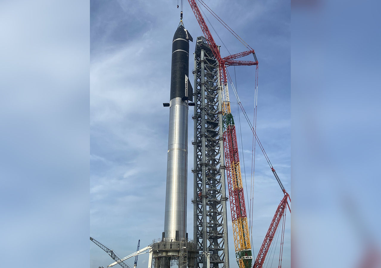 SpaceX monterar Starship på en Super Heavy-raket